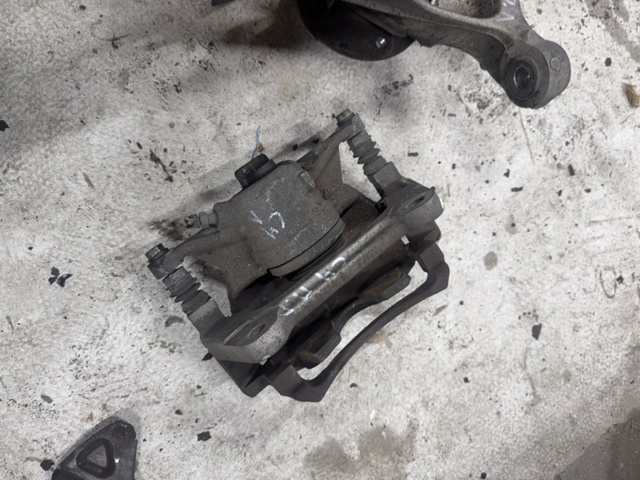 Супорт тормзной 8V0615123D VAG