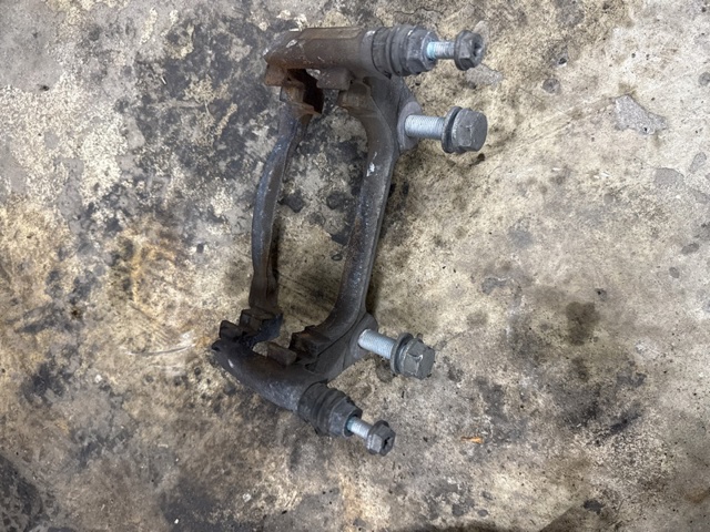 Скоба гальмівного супорта переднього 8V0615125A VAG