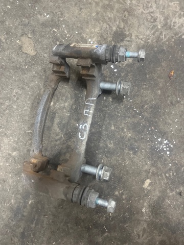 Скоба гальмівного супорта переднього 8V0615126A VAG