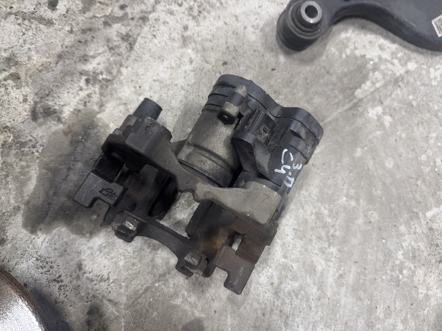 Супорт гальмівний задній правий 8V0615424D VAG
