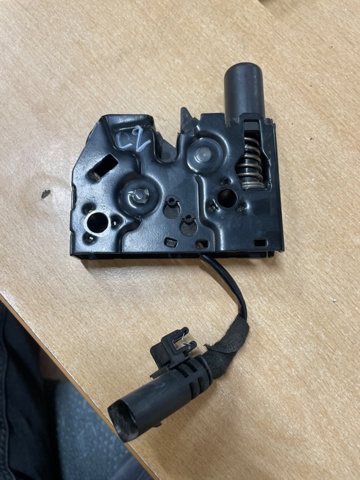 Замок кришки капота 8V0823509 VAG