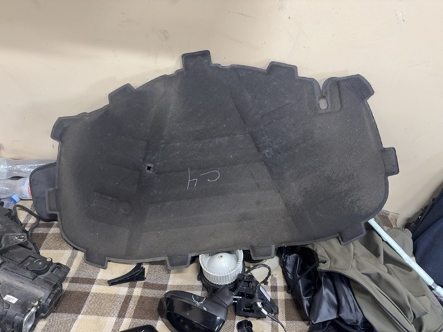 Шумка капота 8V0863825 VAG