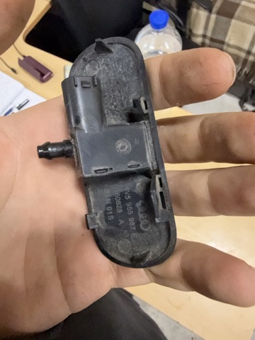 Форсунка омивача скла лобового, ліва 8V3955987A VAG