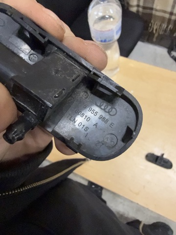 Форсунка омивача скла лобового, права 8V3955988A VAG