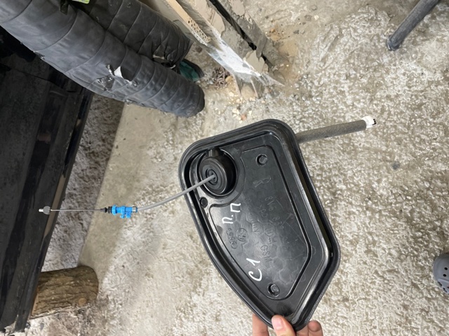 Трос відкривання дверей передніх 8V4837085E VAG