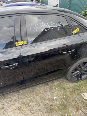 Двері пасажирськи задні ліві 8V5833051 VAG