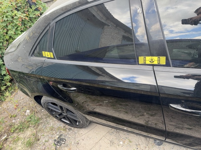 Двері задні, праві 8V5833052A VAG