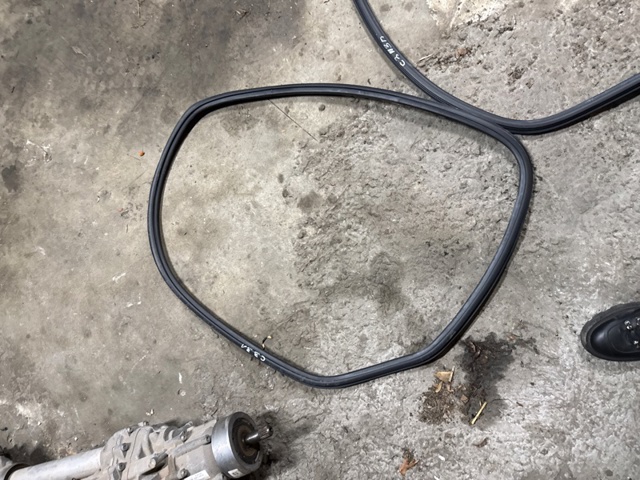 Ущільнювач двері задньої (на кузові) 8V5833721A VAG