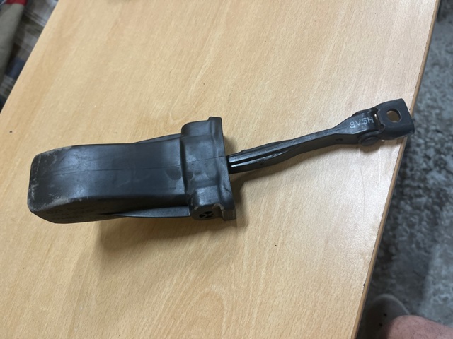 Обмежувач відкриття дверей, задній 8V5839249 VAG