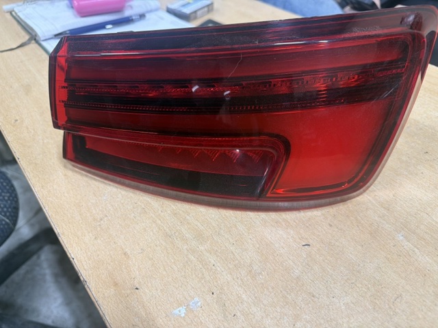 Фара задня права зовнішня 8V5945070A VAG