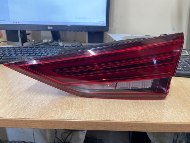 Задній правий стоп 8V5945076B VAG