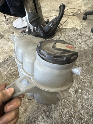 Водяний бачок системи охолодження 8W0121405G VAG