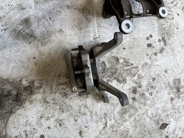 Кріплення подушки коробки передач 8W0399118C VAG