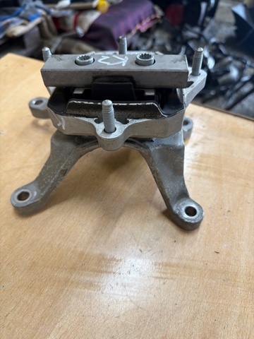 Подушка трансмісії (опора коробки передач) 8W0399156AQ VAG