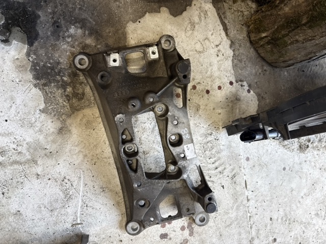 Кронштейн КПП 8W0399262AE VAG