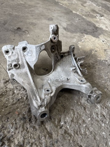 Кронштейн передньої балки 8W0399296E VAG