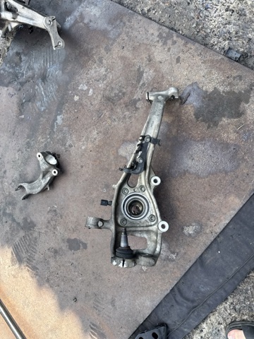 Цапфа поворотна права 8W0407254F VAG