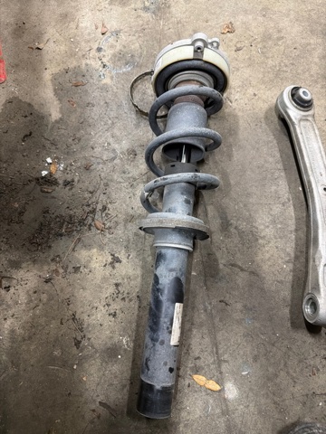 Стійка передня 8W0413031BA VAG