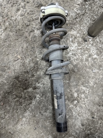 Стойка амортизатора передняя 8W0413031BG VAG