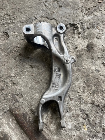 Вилка нижня амортизатора переднього, права 8W0413038G VAG