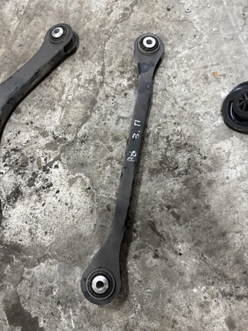 Поперечна тяга задньої підвіски 8W0501530D VAG