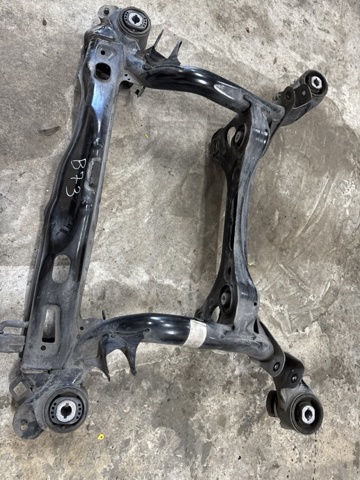 Балка задньої підвіски поперечна 8W0505235AK VAG