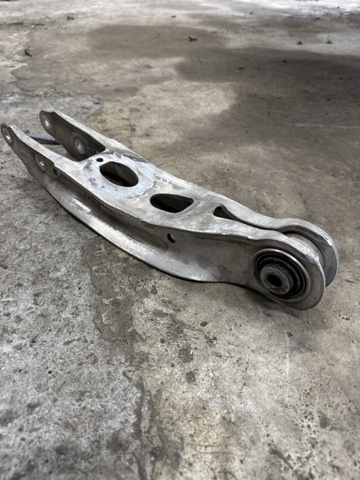Балансир задній нижній 8W0505311H VAG