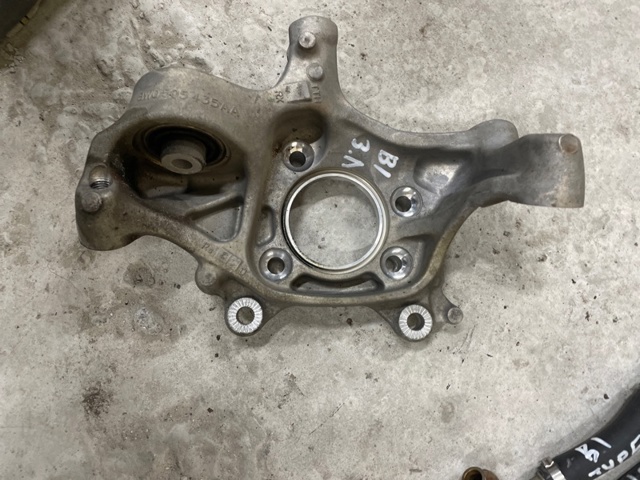 Кулак поворотний лівий 8W0505431Q VAG