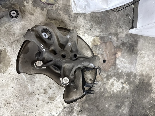 Цапфа ліва 8W0505431S VAG