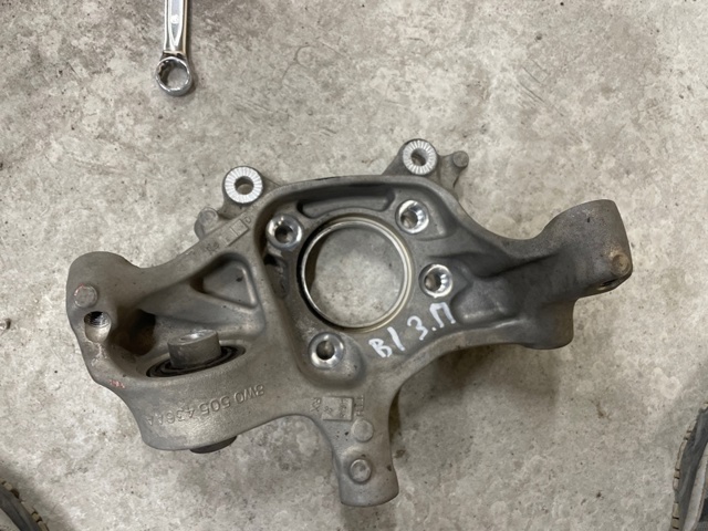 Кулак поворотний правий 8W0505432Q VAG
