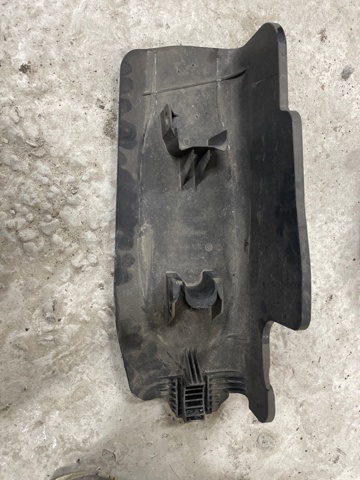 Захист заднього нижнього важеля 8W0505561A VAG