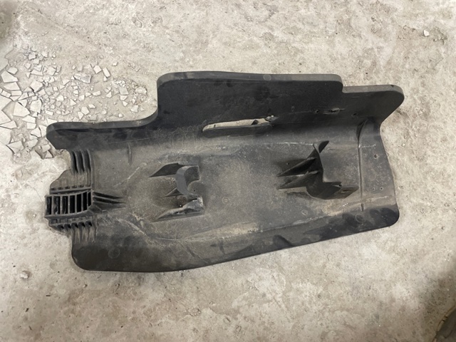 Захист заднього нижнього важеля 8W0505562A VAG