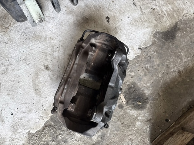 Супорт гальмівний, передній, лівий 8W0615107C VAG