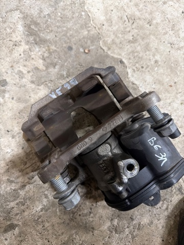 Скоба супорту заднього 8W0615425A VAG