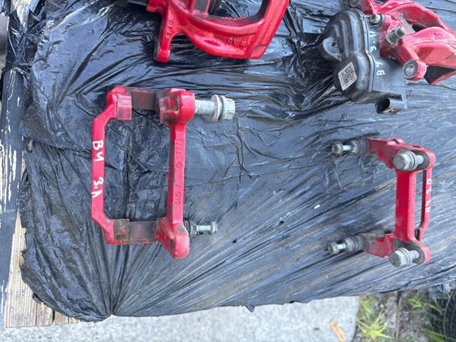 Скоба гальмівного заднього супорта 8W0615425C VAG