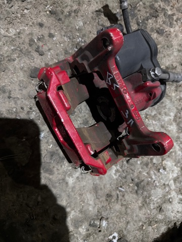Скоба супорту заднього 8W0615425HQC8 VAG