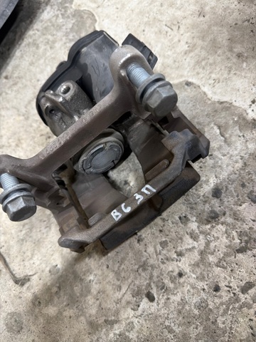Скоба супорту заднього 8W0615426A VAG