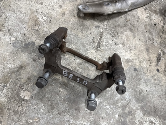 Скоба супорту заднього 8W0615426A VAG