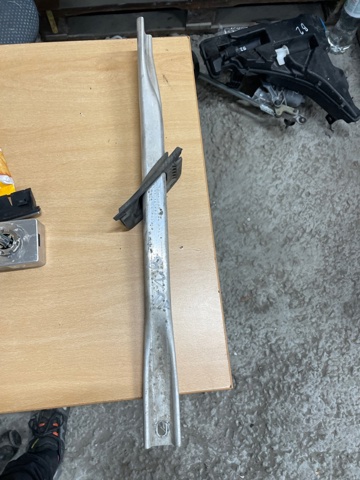 Розпірка передніх стійок підвіски, права 8W0805646 VAG