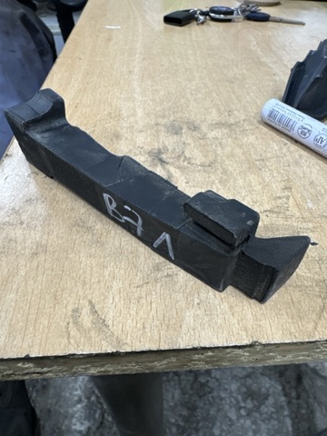 Наповнювач бампера переднього 8W0807251A VAG