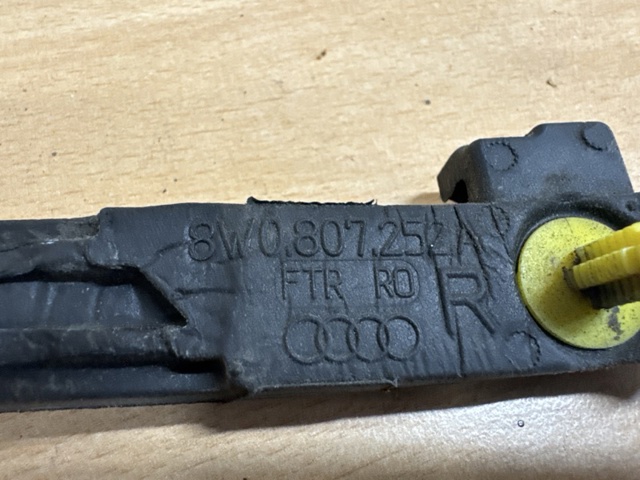 Наповнювач бампера переднього 8W0807252A VAG