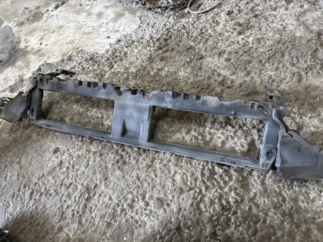 Кронштейн решітки радіатора 8W0807771 VAG