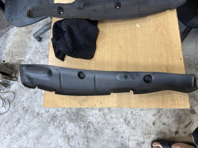Ущільнювач крила 8W0821111 VAG