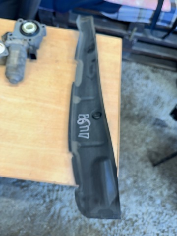 Ущільнювач арки крила 8W0821112 VAG