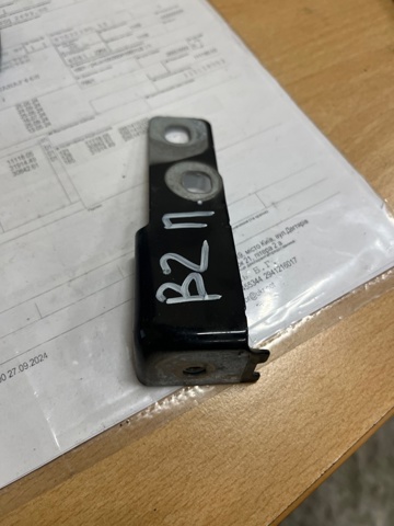 Кронштейн кріплення крила переднього лівого, задній 8W0821433A VAG