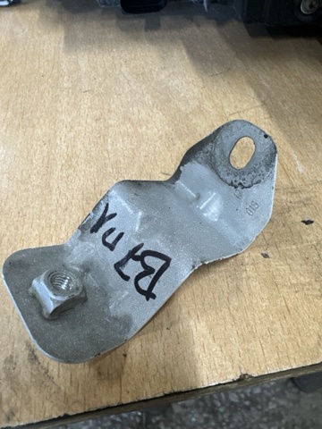 Кронштейн кріплення крила переднього правого верхній 8W0821471 VAG