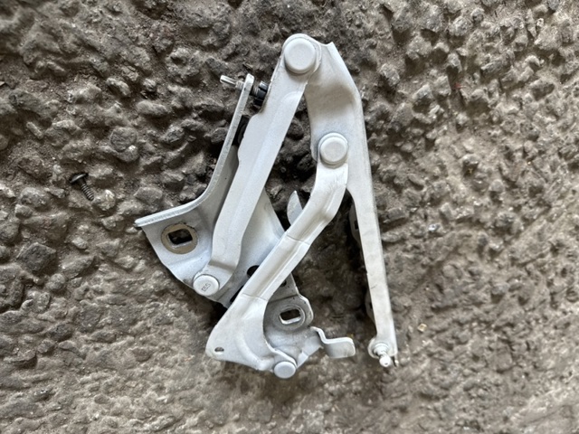 Петля капота, права 8W0823302D VAG