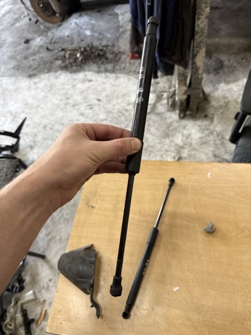 Стійка капота 8W0823359B VAG