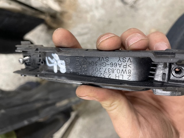 Дверна ручка ліва передня 8W0837205 VAG