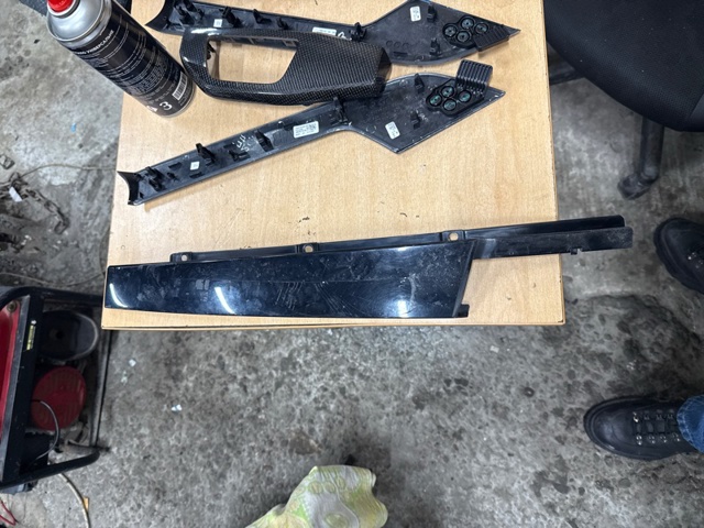 Накладка передніх дверей, правої, вертикальної 8W0837902A5FQ VAG